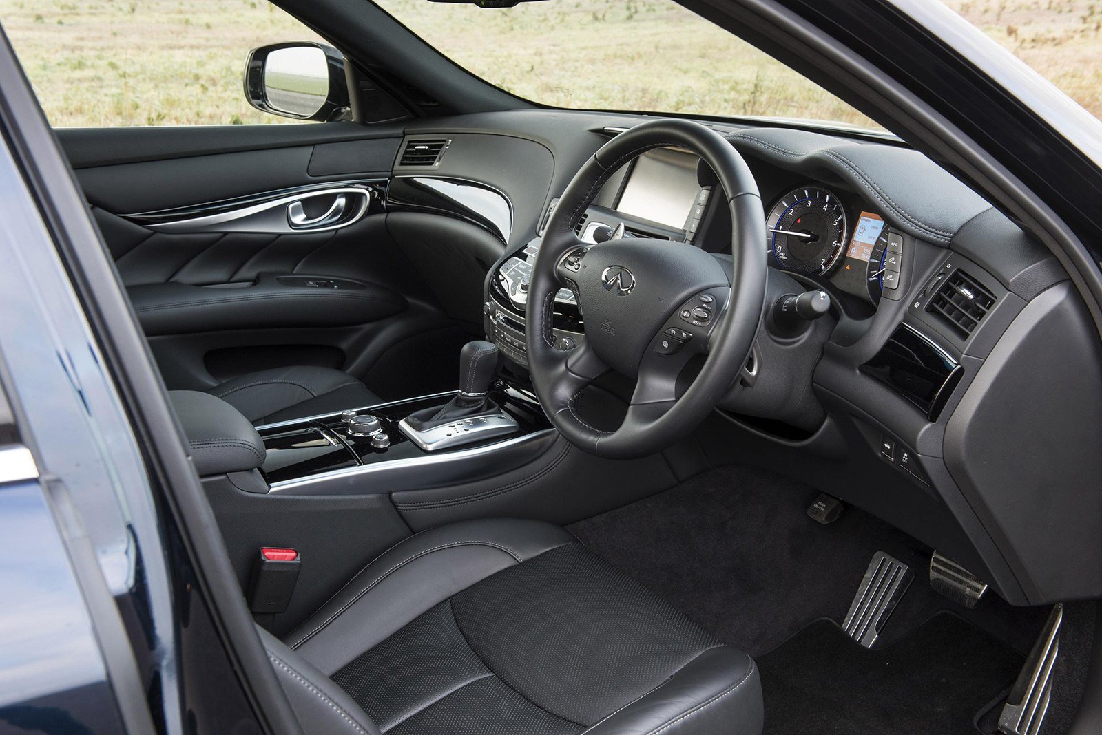 Infiniti Q70S Interior